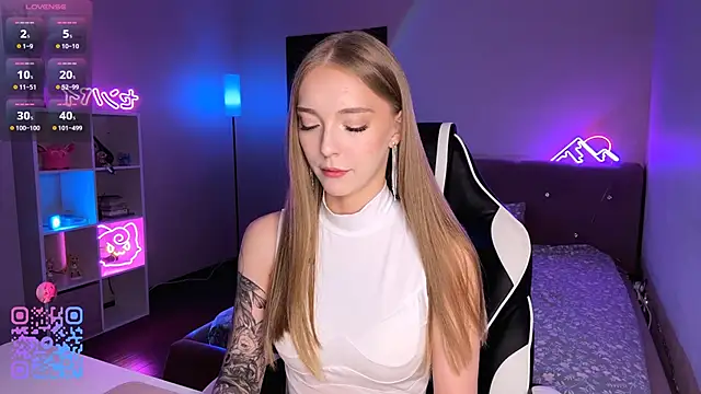 Snapshot of callme_eva chatting on 17, 5, 2026 callme eva online show from 17, 5, 2026