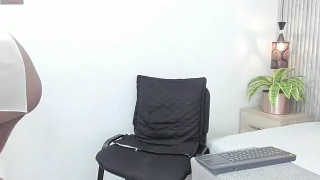 Bella adamss  online show from 7, 6, 2026