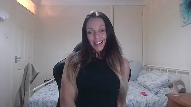 Snapshot of LouiseLovell chatting on 18, 5, 2026 LouiseLovell online show from 18, 5, 2026