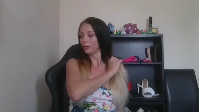 Snapshot of LouiseLovell chatting on 4, 7, 2026 LouiseLovell online show from 4, 7, 2026