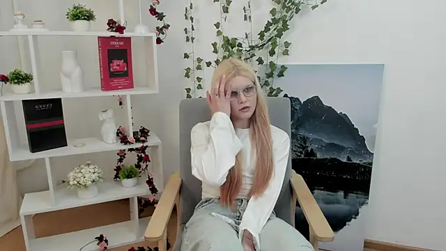Snapshot of MavisBuzzo chatting on 13, 5, 2026 MavisBuzzo online show from 13, 5, 2026