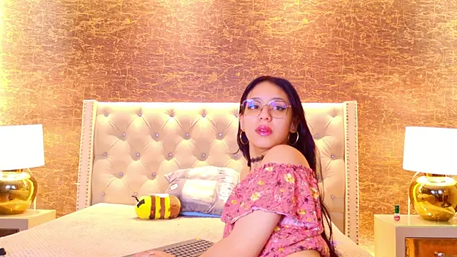 Snapshot of Kiara_layla chatting on 19, 5, 2026 Kiara layla online show from 19, 5, 2026