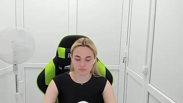 Emma starrs  online show from 26, 6, 2026