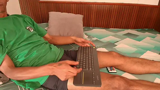 Snapshot of yayi_and_derek chatting on 8, 6, 2026 yayi and derek online show from 8, 6, 2026