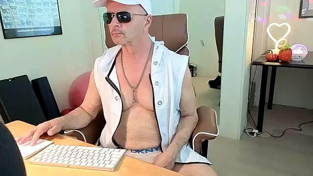 Snapshot of hotdadbod chatting on 17, 10, 2025 hotdadbod online show from 17, 10, 2025