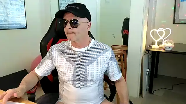 Snapshot of hotdadbod chatting on 9, 2, 2025 hotdadbod online show from 9, 2, 2025