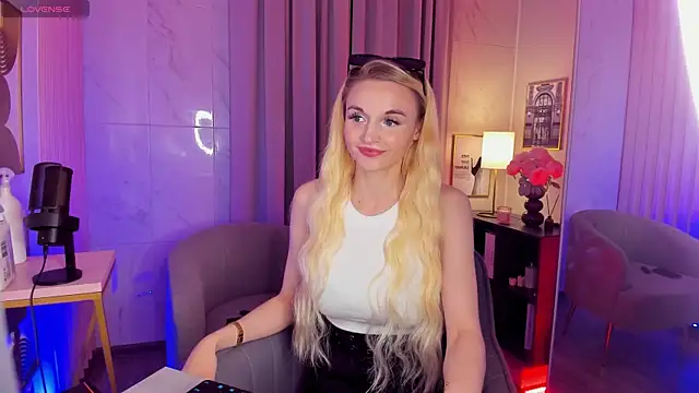 Snapshot of Mila__Lux chatting on 25, 5, 2026 Mila Lux online show from 25, 5, 2026