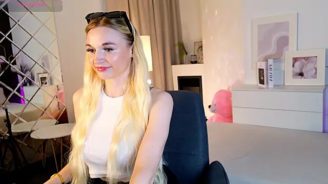 Snapshot of Mila__Lux chatting on 2, 6, 2026 Mila Lux online show from 2, 6, 2026