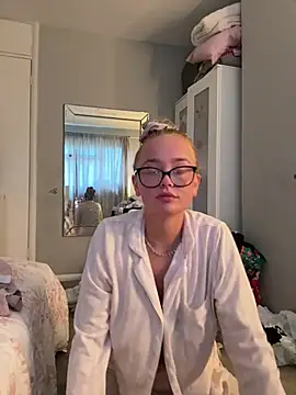 Snapshot of miaflowerxx chatting on 15, 5, 2026 miaflowerxx online show from 15, 5, 2026