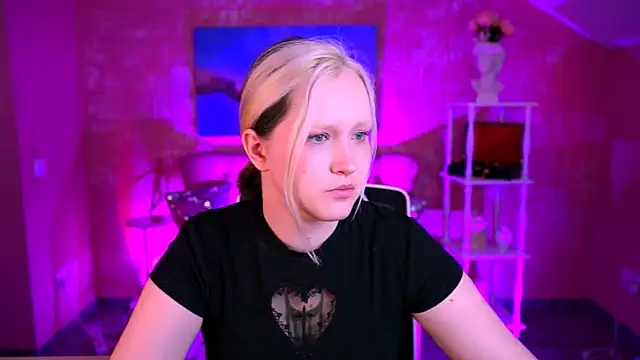 Snapshot of ViolettWoods chatting on 10, 6, 2026 ViolettWoods online show from 10, 6, 2026
