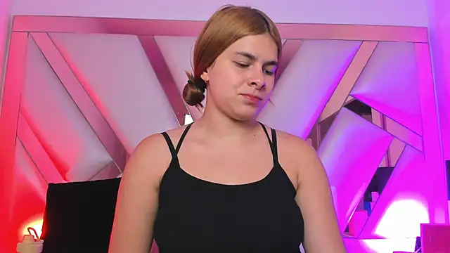 Snapshot of AliceCruzz chatting on 4, 7, 2026 AliceCruzz online show from 4, 7, 2026