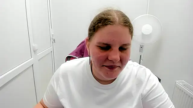Snapshot of Bella_shyy_ chatting on 8, 7, 2026 Bella shyy online show from 8, 7, 2026