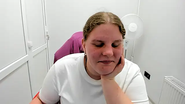 Snapshot of Bella_shyy_ chatting on 6, 7, 2026 Bella shyy online show from 6, 7, 2026