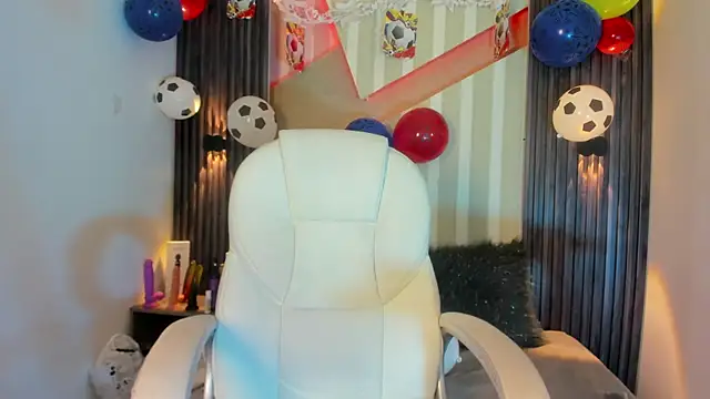 MadisonYoung000 online show from 27, 6, 2026