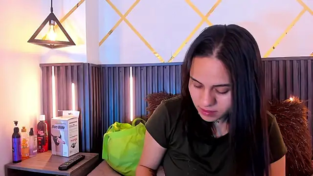 MadisonYoung000 online show from 7, 7, 2026