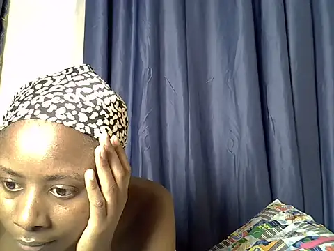 Snapshot of youngdvia chatting on 4, 6, 2026 youngdvia online show from 4, 6, 2026