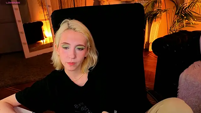 Snapshot of Elen__Moore chatting on 22, 6, 2026 Elen Moore online show from 22, 6, 2026