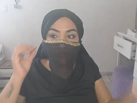 Snapshot of laila_silk chatting on 21, 7, 2026 laila silk online show from 21, 7, 2026