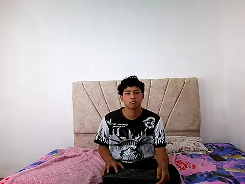 Snapshot of Robertt_Brown chatting on 27, 5, 2026 Robertt Brown online show from 27, 5, 2026