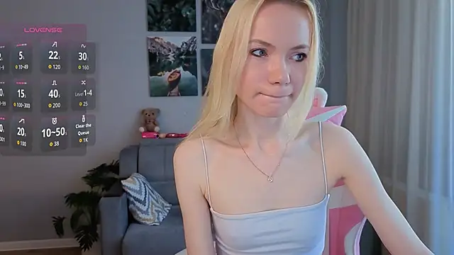 Snapshot of AliceAngelXO chatting on 7, 6, 2026 AliceAngelXO online show from 7, 6, 2026