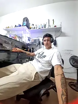 Snapshot of tom_latin chatting on 31, 5, 2026 tom latin online show from 31, 5, 2026