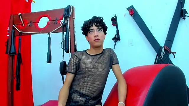 Snapshot of boy_max_latin chatting on 21, 5, 2026 boy max latin online show from 21, 5, 2026