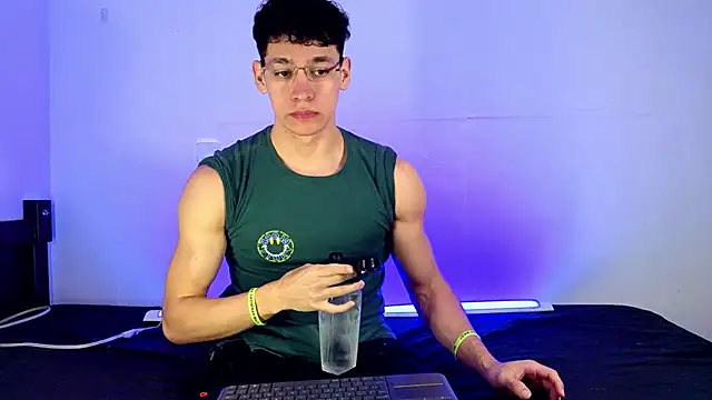 Snapshot of Luke_Muscle chatting on 28, 5, 2026 Luke Muscle online show from 28, 5, 2026