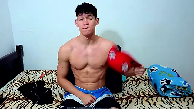 Snapshot of Luke_Muscle chatting on 19, 6, 2026 Luke Muscle online show from 19, 6, 2026