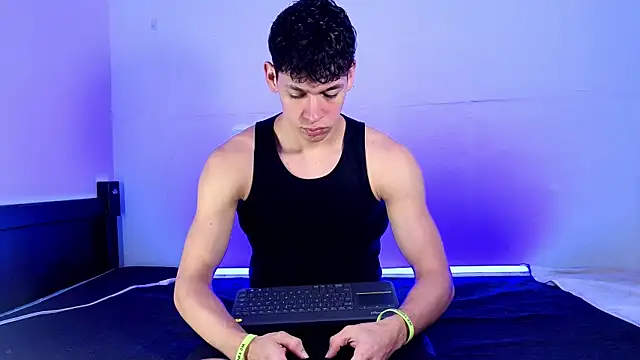 Snapshot of Luke_Muscle chatting on 27, 5, 2026 Luke Muscle online show from 27, 5, 2026