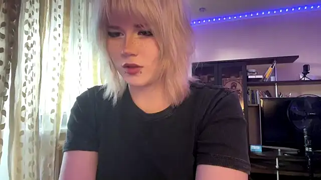 Snapshot of HelloKinki chatting on 8, 7, 2026 HelloKinki online show from 8, 7, 2026