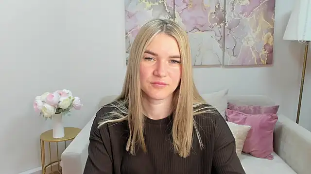 Snapshot of RoxyReignn chatting on 4, 7, 2026 RoxyReignn online show from 4, 7, 2026