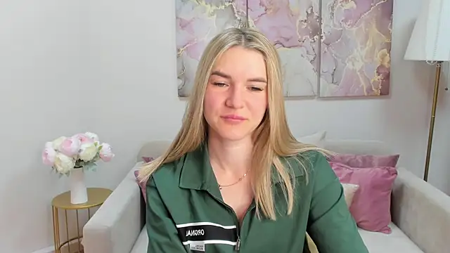 Snapshot of RoxyReignn chatting on 7, 7, 2026 RoxyReignn online show from 7, 7, 2026