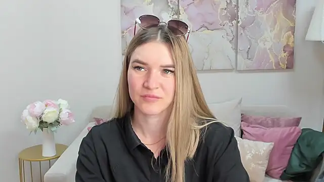 Snapshot of RoxyReignn chatting on 18, 6, 2026 RoxyReignn online show from 18, 6, 2026