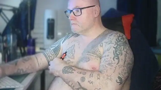 Snapshot of Tattooed_Dilf_01 chatting on 29, 5, 2026 Tattooed Dilf 01 online show from 29, 5, 2026