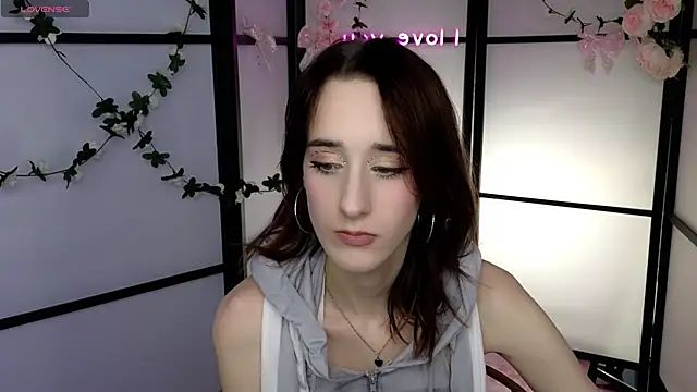 Snapshot of LolaWhitmore chatting on 28, 5, 2026 LolaWhitmore online show from 28, 5, 2026