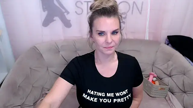 Snapshot of AischePervers chatting on 11, 11, 2025 AischePervers online show from 11, 11, 2025