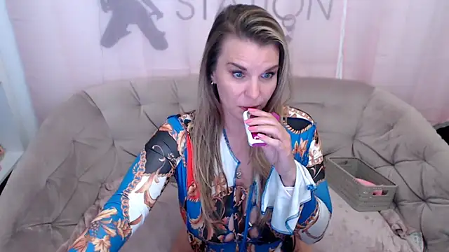 Snapshot of AischePervers chatting on 11, 9, 2025 AischePervers online show from 11, 9, 2025