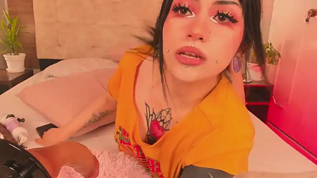 Snapshot of Miaaa_Hunt chatting on 7, 6, 2026 Miaaa Hunt online show from 7, 6, 2026