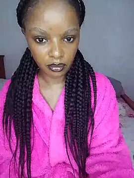 Snapshot of creamiequeen chatting on 12, 6, 2026 creamiequeen online show from 12, 6, 2026