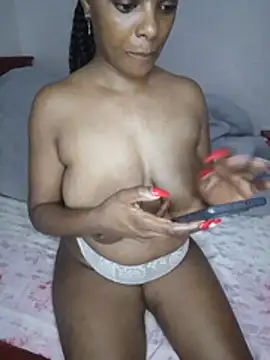 Snapshot of creamiequeen chatting on 11, 6, 2026 creamiequeen online show from 11, 6, 2026
