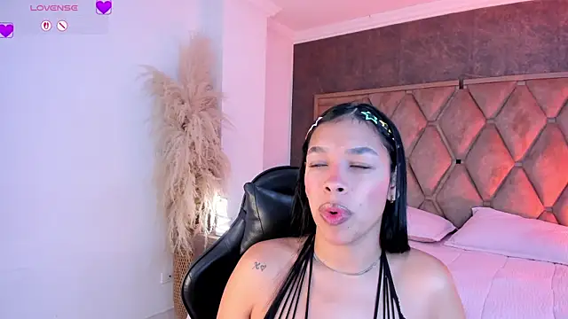 Snapshot of ThaliaHall_1 chatting on 10, 6, 2026 ThaliaHall 1 online show from 10, 6, 2026