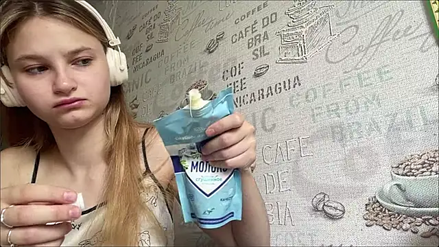 Snapshot of HeIen_cute chatting on 8, 7, 2026 HeIen cute online show from 8, 7, 2026