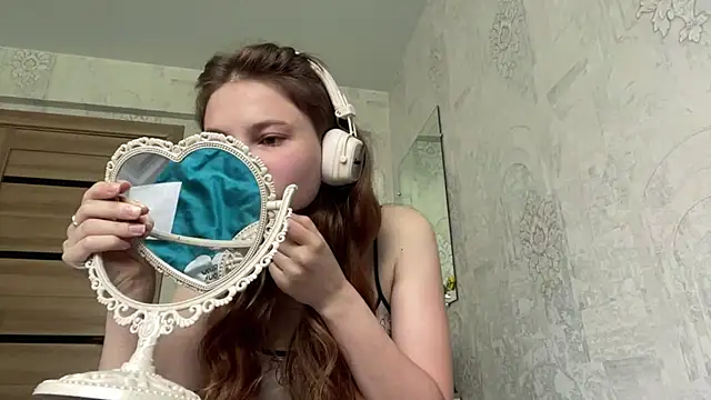 Snapshot of HeIen_cute chatting on 13, 6, 2026 HeIen cute online show from 13, 6, 2026