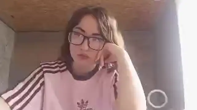 Snapshot of OliviaMoment chatting on 22, 6, 2026 OliviaMoment online show from 22, 6, 2026