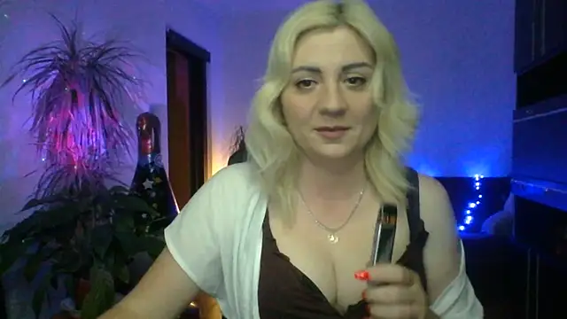 Snapshot of LunaaKiss chatting on 18, 6, 2026 LunaaKiss online show from 18, 6, 2026