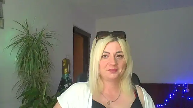 Snapshot of LunaaKiss chatting on 28, 7, 2026 LunaaKiss online show from 28, 7, 2026