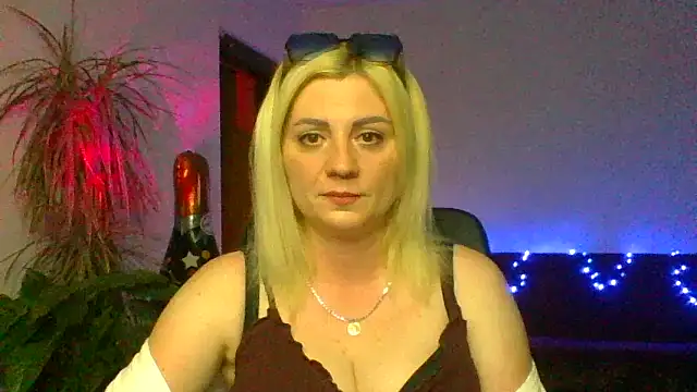 Snapshot of LunaaKiss chatting on 27, 6, 2026 LunaaKiss online show from 27, 6, 2026