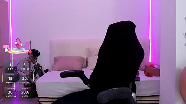 LindaWhite  online show from 30, 10, 2025