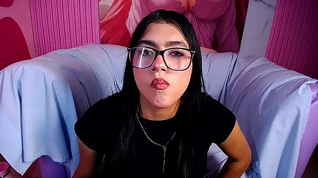 Snapshot of Holly_Watson_ chatting on 10, 7, 2026 Holly Watson online show from 10, 7, 2026