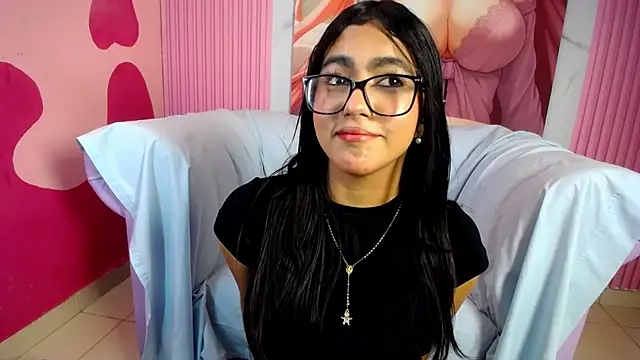Snapshot of Holly_Watson_ chatting on 3, 7, 2026 Holly Watson online show from 3, 7, 2026